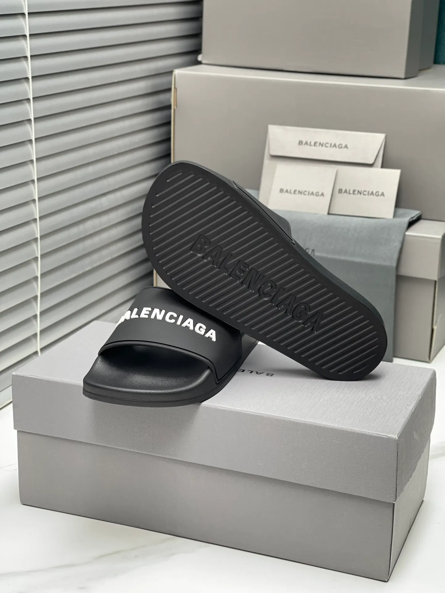 👟👟Ex-factory price 240👟👟 Women's Shoes Women's Clothing Balenciaga 2023 trendy slippers!  Balenciaga Political Campaign Latest Abrasive Development!  A favorite of European and American ladies, celebrities, and Internet celebrity girls. Exquisite uppers are hand-sewn and threaded. They are fluffy and soft, skin-friendly and soft, a must-have for summer. Fashionable but not overly ostentatious. Original natural rubber non-slip and wear-resistant sole. Size 35-40, 39-45 matching counter latest original packaging.